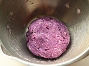 称取100克紫薯，和紫色面团材料一起揉成团，要干硬一些的面团。