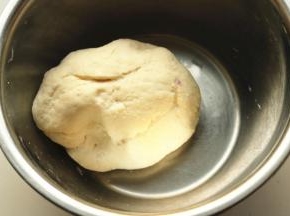 白色面团也揉好，开始发酵，面团粗糙也没关系，等发酵好可以再揉。