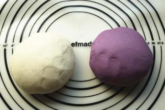 发酵好的面团多揉一会，揉成比较光滑的面团。