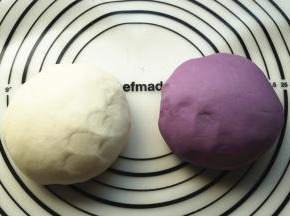 发酵好的面团多揉一会，揉成比较光滑的面团。