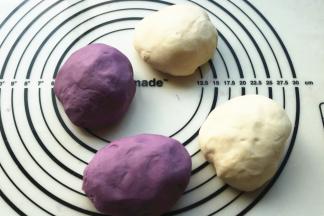 剩余的紫色和白色面团，分别分成平均的两份。