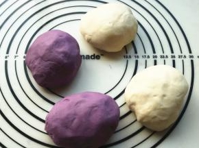 剩余的紫色和白色面团，分别分成平均的两份。