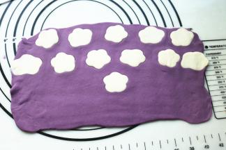 紫底白花是这样的。