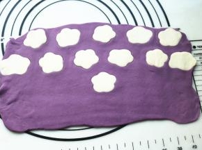 紫底白花是这样的。