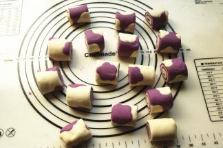 切成大小均匀的刀切馒头。