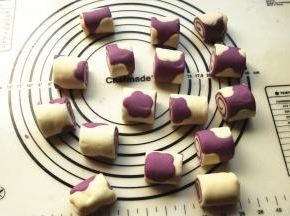 切成大小均匀的刀切馒头。