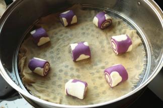 蒸锅内垫纱布，放上馒头胚子。醒发20分钟后，上汽后蒸15分钟即可。