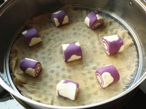 蒸锅内垫纱布，放上馒头胚子。醒发20分钟后，上汽后蒸15分钟即可。