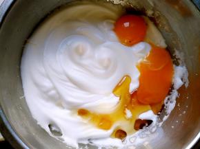 加入蛋黄和蜂蜜