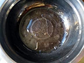 将植物油和水混合