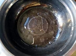 将植物油和水混合