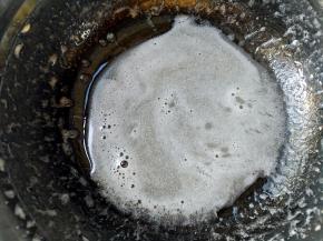 用电动打蛋器搅打乳化