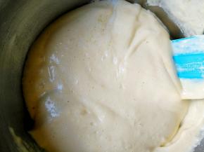 沿着盆边加入蛋白中