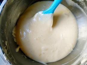 用刮刀翻拌均匀