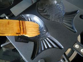 模具稍微加热，两面都刷一层黄油