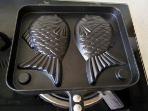 将模具放炉火上，开小火，边加热边上下左右移动模具，加热1分钟后，翻面再加热1分钟