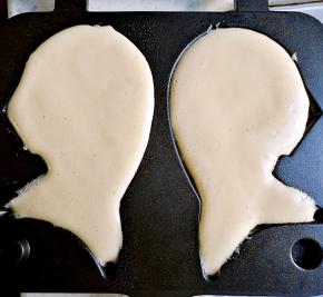 倒入蛋糕糊，用力震出气泡