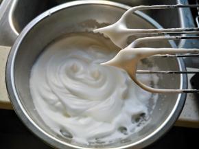 分蛋，将蛋清粉3次加入20克白糖，打发至干性发泡