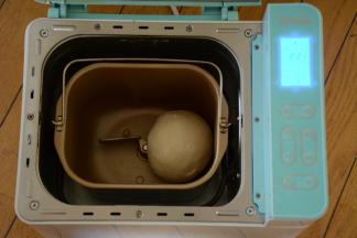 2.将面粉，细砂糖放入面包机中，酵母温水融化加入面包机中，揉至光滑。