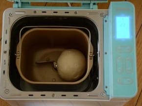 2.将面粉，细砂糖放入面包机中，酵母温水融化加入面包机中，揉至光滑。