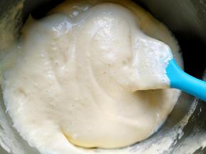 用刮刀翻拌均匀