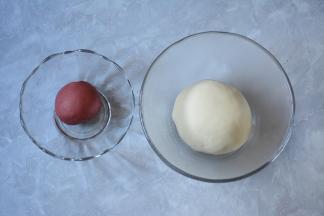 3.将揉至光滑的面团取四分之一加入红曲粉，揉至光滑。面团发酵至两倍大。