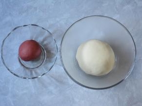 3.将揉至光滑的面团取四分之一加入红曲粉，揉至光滑。面团发酵至两倍大。