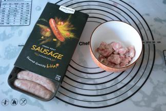 4.香肠切小块。