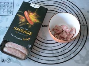 4.香肠切小块。