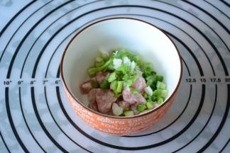 5.葱切细碎加入香肠中混合均匀。