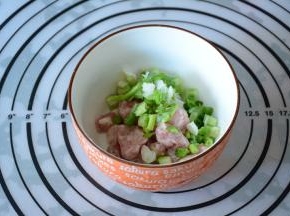 5.葱切细碎加入香肠中混合均匀。