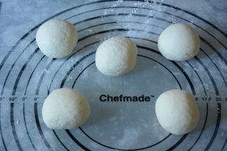 6.发酵好的面团排气，将白色面团取一小块待用，剩余的分成5等份，滚圆松弛10分钟。