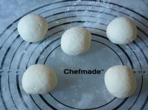 6.发酵好的面团排气，将白色面团取一小块待用，剩余的分成5等份，滚圆松弛10分钟。