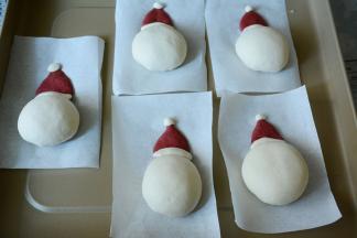 11.剩余的面团重复以上步骤做好放在油纸上发酵至两倍大。