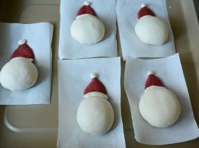 11.剩余的面团重复以上步骤做好放在油纸上发酵至两倍大。