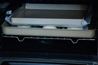 为了放雪人看着更直观好看，再发酵的时候我用一个重量适中的烤盘底部垫上一张油纸，压着发酵。