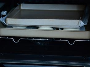 为了放雪人看着更直观好看，再发酵的时候我用一个重量适中的烤盘底部垫上一张油纸，压着发酵。