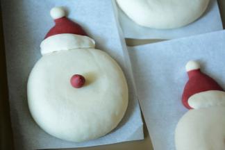 13.发酵好的雪人，取一小块红色面团搓成鼻子贴上。