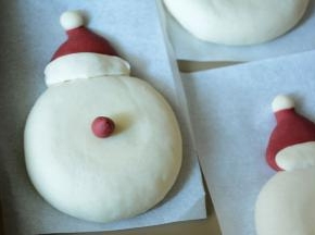 13.发酵好的雪人，取一小块红色面团搓成鼻子贴上。