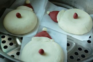 14.上锅蒸至熟透。出锅后画上眼睛和嘴就可以啦。