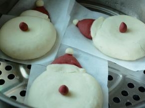 14.上锅蒸至熟透。出锅后画上眼睛和嘴就可以啦。