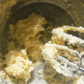 软化好的黄油用打蛋器打至顺滑