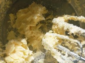 软化好的黄油用打蛋器打至顺滑