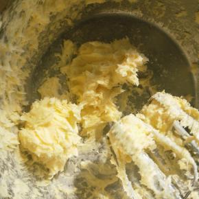 加入糖粉，打至的黄油颜色变浅，体积变大呈羽毛状