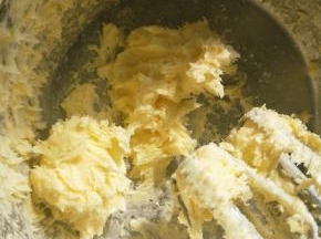 加入糖粉，打至的黄油颜色变浅，体积变大呈羽毛状