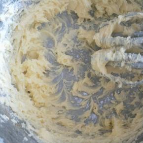 鸡蛋液分三次加入搅拌均匀