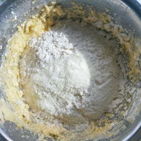 然后筛入面粉与奶粉