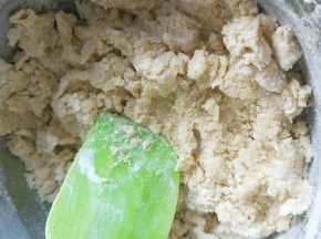 用搅拌刀翻拌至无干粉