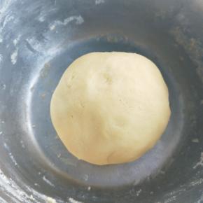 再用手揉着面团光滑，包上保鲜膜冰箱冷藏30分钟