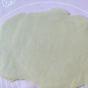 用擀面杖擀成3-4mm的薄片